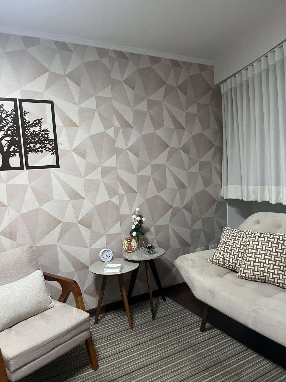 Poltronas e mesas de apoio do atendimento